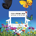 Plakat festiwalu Film Spring open. Białe krzesło reżyserskie na łące pełnej kwiatów i motyli. W tle błękitne niebo.