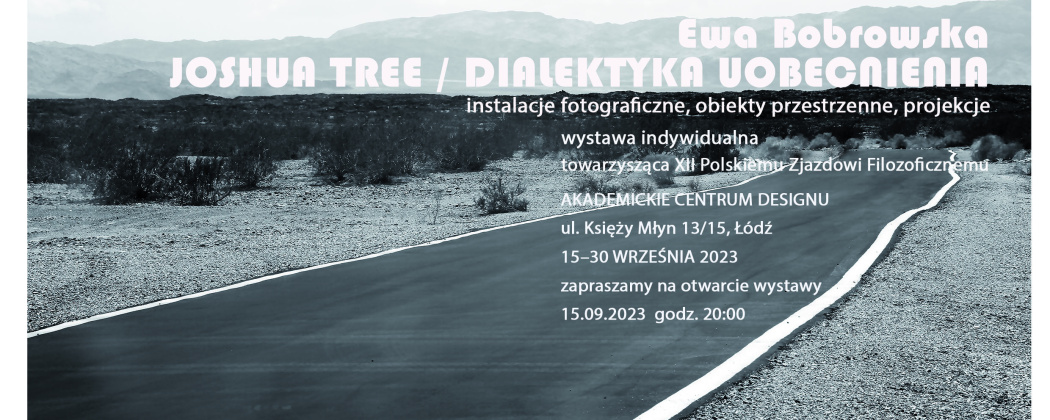 Czarnobiała fotografia przedstawiająca amerykański pejzaż stepowy z drogą asfaltową. Na tle zdjęcia zamieszczony jest tekst zawierający szczegółowe informacje na temat indywidualnej wystawy Ewy Bobrowskiej.