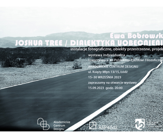 Czarnobiała fotografia przedstawiająca amerykański pejzaż stepowy z drogą asfaltową. Na tle zdjęcia zamieszczony jest tekst zawierający szczegółowe informacje na temat indywidualnej wystawy Ewy Bobrowskiej.